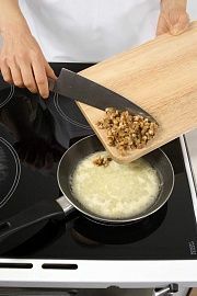 Приготовление блюда по рецепту - Телятина вареная с грибным соусом. Шаг 3